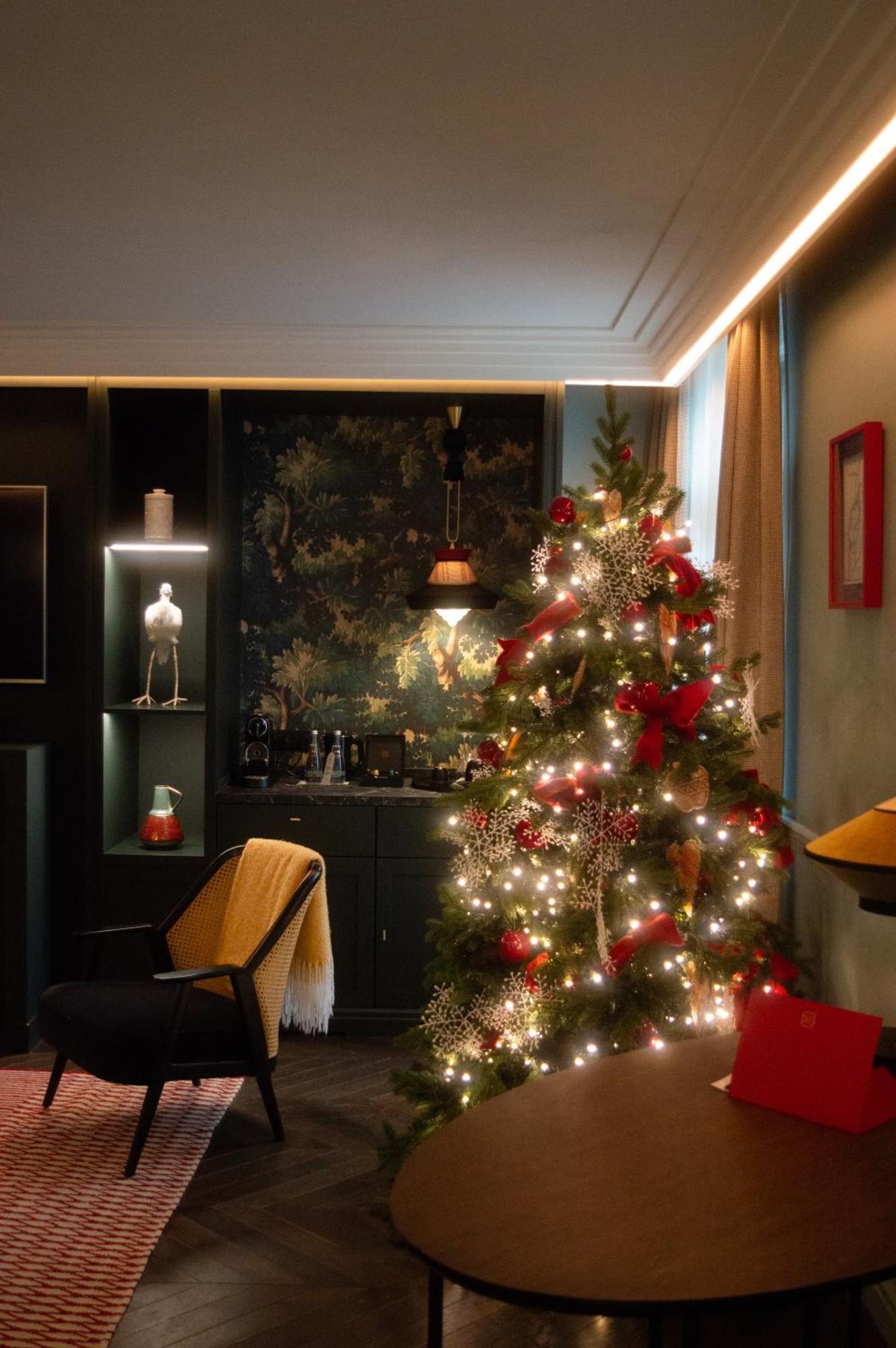 Maison Rouge Strasbourg Hotel & Spa, Autograph Collection Exterior foto A Christmas tree in a home