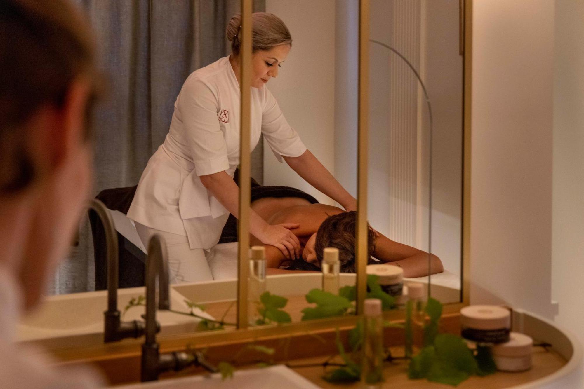 Maison Rouge Strasbourg Hotel & Spa, Autograph Collection Exterior foto A spa treatment