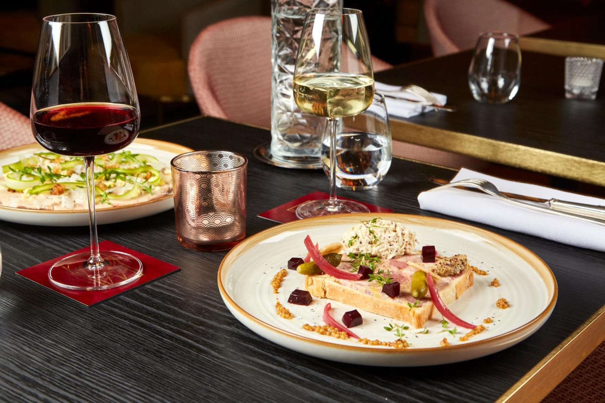 Maison Rouge Strasbourg Hotel & Spa, Autograph Collection Exterior foto A meal at the restaurant