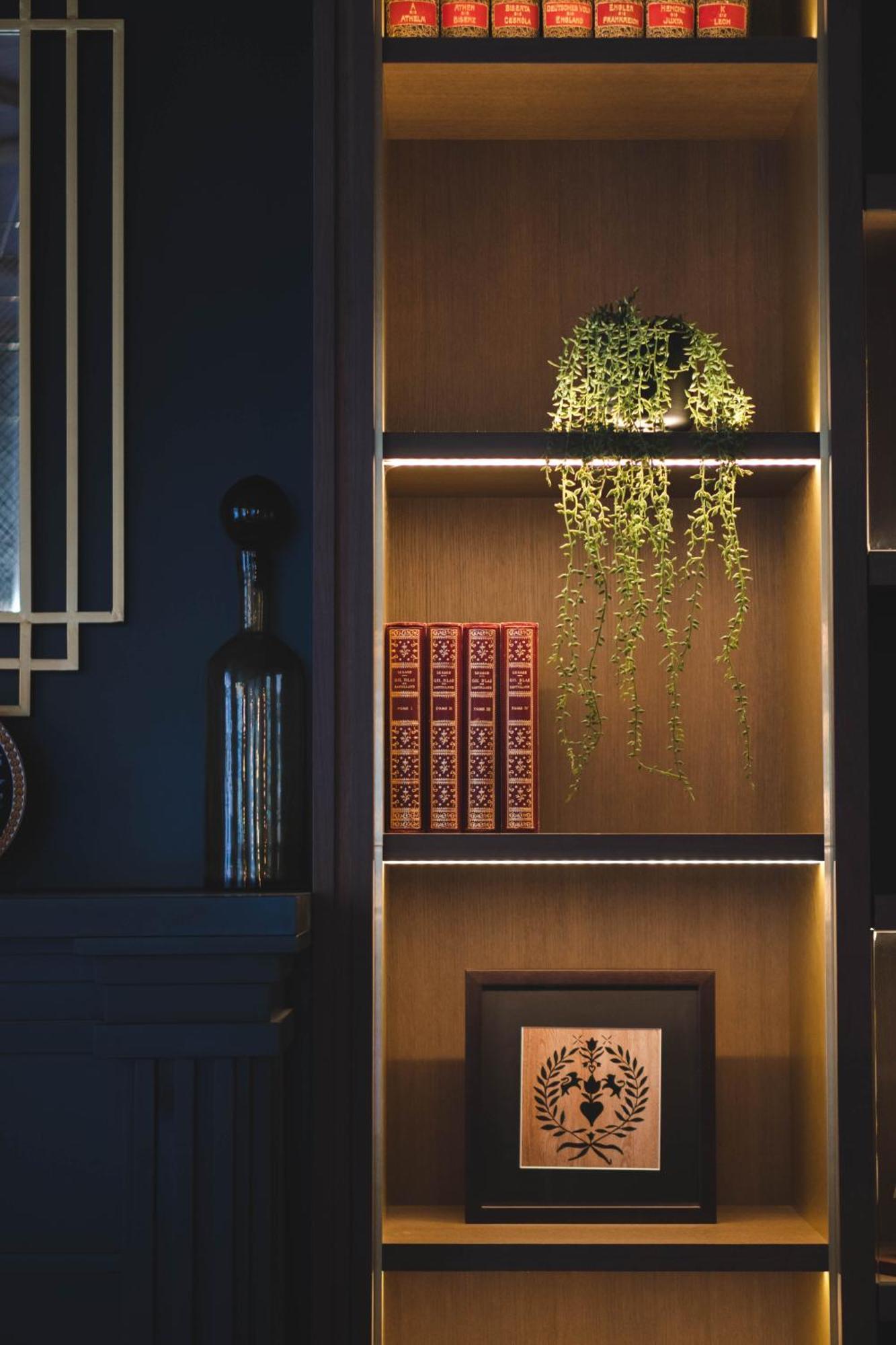 Maison Rouge Strasbourg Hotel & Spa, Autograph Collection Exterior foto A bookcase with LED lighting
