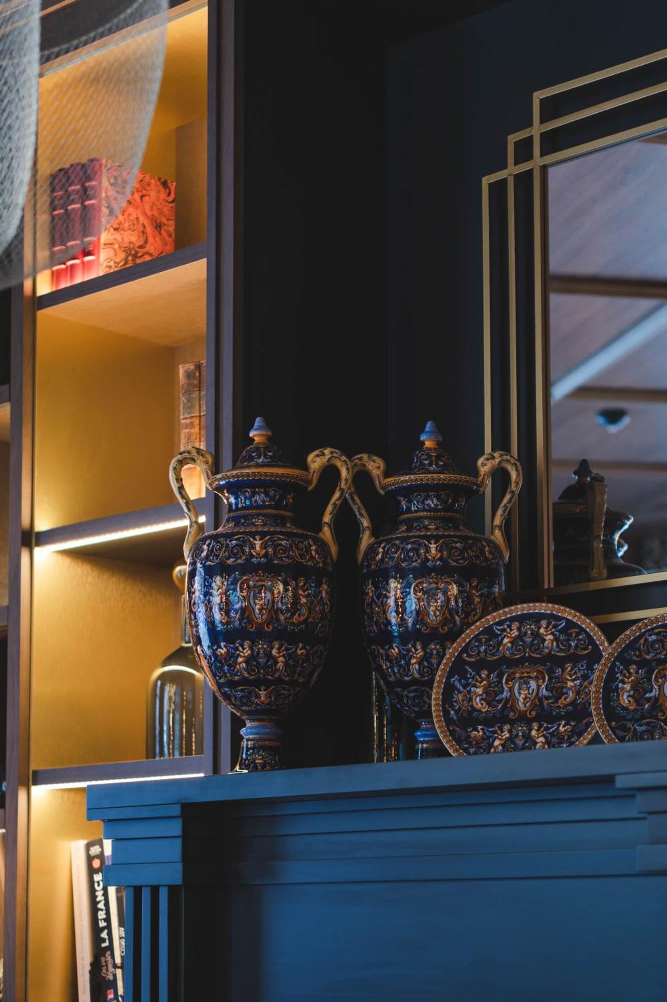 Maison Rouge Strasbourg Hotel & Spa, Autograph Collection Exterior foto A pair of urns
