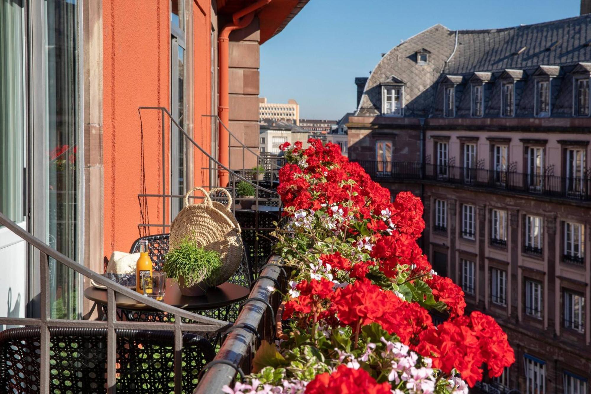 Maison Rouge Strasbourg Hotel & Spa, Autograph Collection Exterior foto A balcony in Strasbourg, France